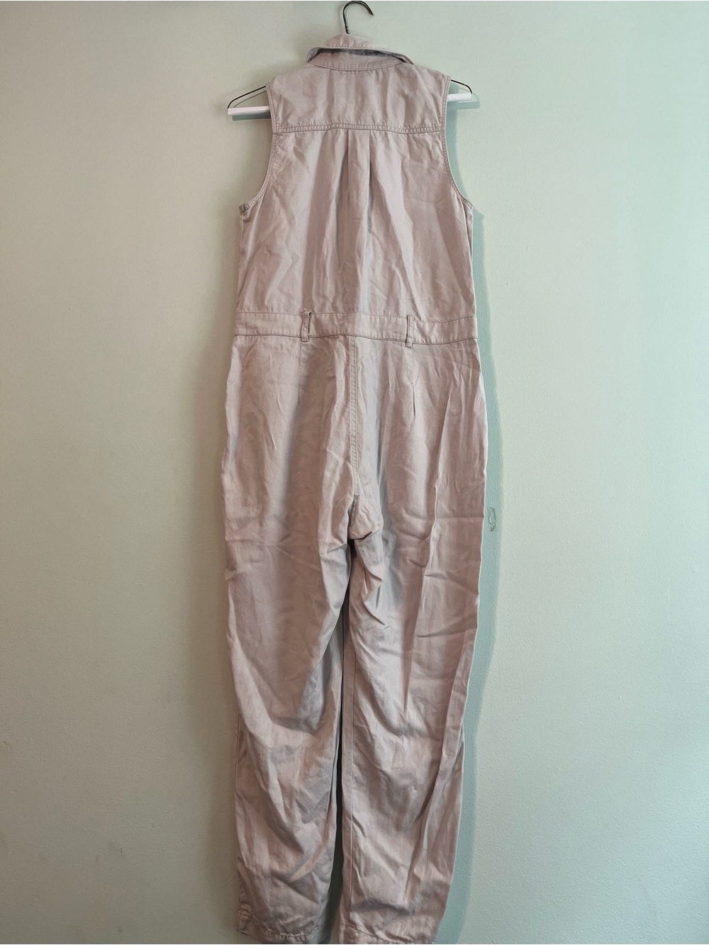 Abercrombie & Fitch Sleeveless Zip-Front Utility Jumpsuit in Light Beige - Picture 7 of 10